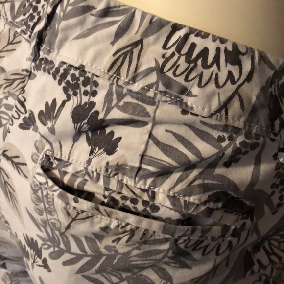 Grey and white floral print shorts (size 2) - Picture 5 of 8